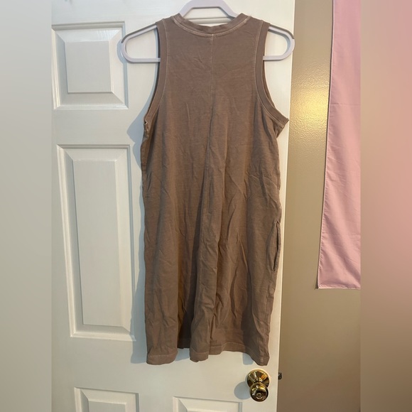 tan medium dress with pockets - Picture 2 of 2